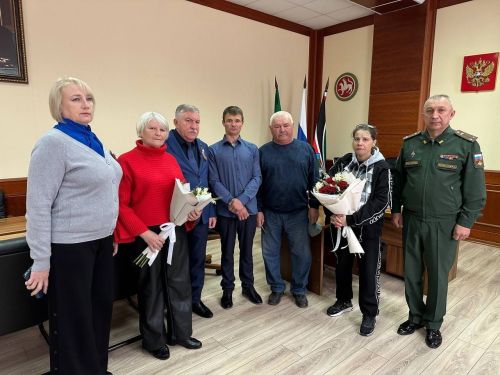 Район башлыгы Рәгать Хөсәенов лениногорскилыларга медальләр тапшырды