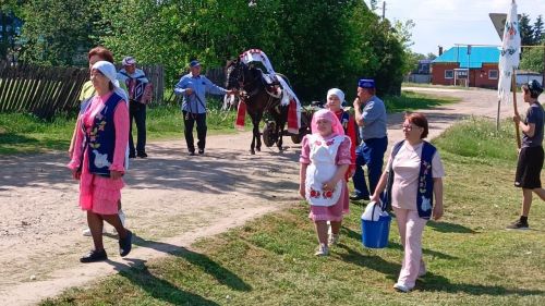 Мөэмин-Каратай авылында Сабантуй сөлгесе гармун моңнары һәм җиккән ат белән җыелды