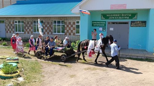 Мөэмин-Каратай авылында Сабантуй сөлгесе гармун моңнары һәм җиккән ат белән җыелды