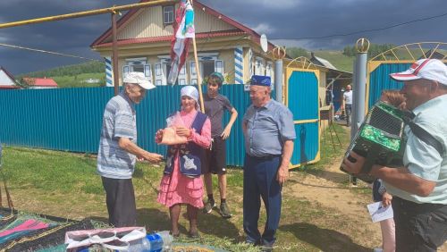 Мөэмин-Каратай авылында Сабантуй сөлгесе гармун моңнары һәм җиккән ат белән җыелды