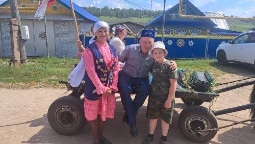 Мөэмин-Каратай авылында Сабантуй сөлгесе гармун моңнары һәм җиккән ат белән җыелды