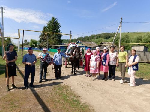 Мөэмин-Каратай авылында Сабантуй сөлгесе гармун моңнары һәм җиккән ат белән җыелды