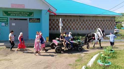 Мөэмин-Каратай авылында Сабантуй сөлгесе гармун моңнары һәм җиккән ат белән җыелды