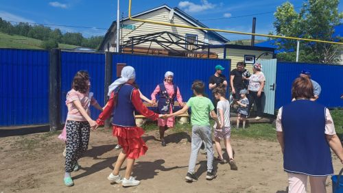 Мөэмин-Каратай авылында Сабантуй сөлгесе гармун моңнары һәм җиккән ат белән җыелды