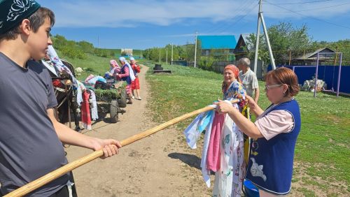 Мөэмин-Каратай авылында Сабантуй сөлгесе гармун моңнары һәм җиккән ат белән җыелды