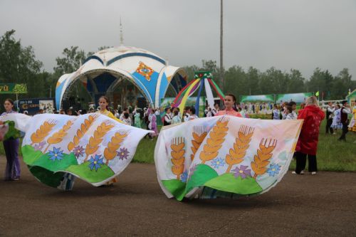 Лениногорск Сабан туе: яңгырлы көн, эстрада йолдызлары, халык уеннары, тәмле шашлык исләре