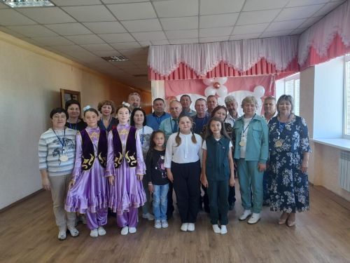Иске Иштирәк мәктәбендә сыйныфташлар 40 елдан соң очрашты