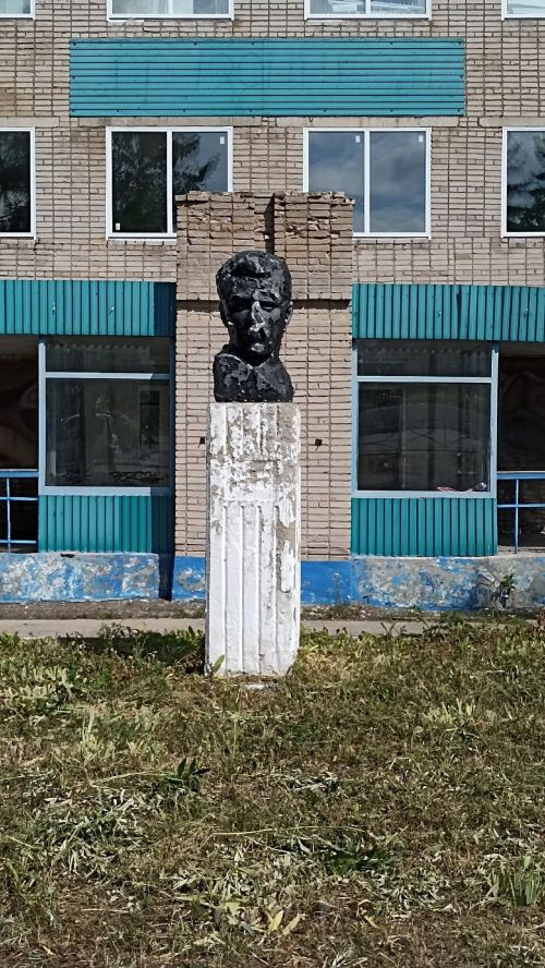Лениногорскида атаклы академик-геолог Иван  Губкин истәлегенә куелган бюст бик таушалган хәлгә килгән