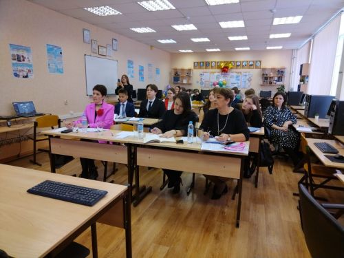 Лениногорскиның 7нче мәктәбендә телләр проблемасы хакында фикер алыштылар, укучылар фәнни эш яклады
