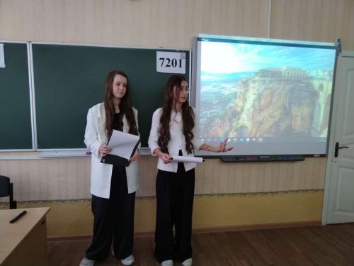 Лениногорскиның 7нче мәктәбендә телләр проблемасы хакында фикер алыштылар, укучылар фәнни эш яклады