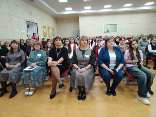 Лениногорскиның 7нче мәктәбендә телләр проблемасы хакында фикер алыштылар, укучылар фәнни эш яклады