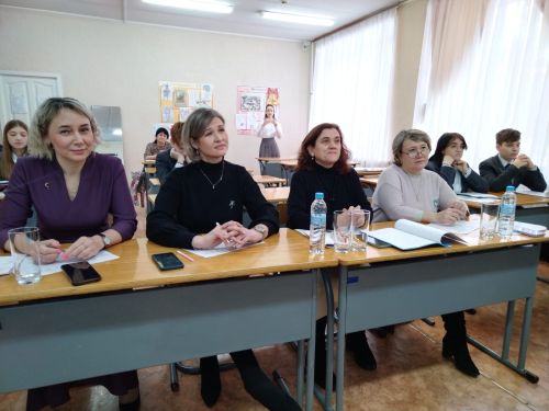 Лениногорскиның 7нче мәктәбендә телләр проблемасы хакында фикер алыштылар, укучылар фәнни эш яклады