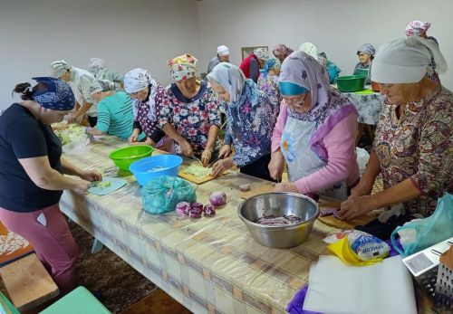 Районыбызның Куакбаш авылында хәрби операциядәгеләр өчен тәмле күчтәнәчләр әзерләделәр