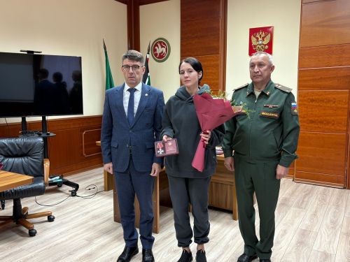 Лениногорскида махсус хәрби операция зонасында һәлак булган хәрбиләрнең  якыннарына медальләр һәм аларга таныклыклар тапшырдылар