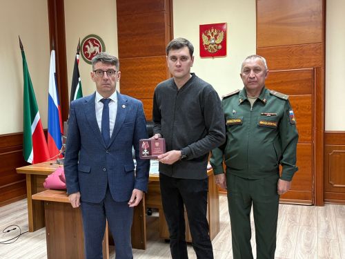 Лениногорскида махсус хәрби операция зонасында һәлак булган хәрбиләрнең  якыннарына медальләр һәм аларга таныклыклар тапшырдылар