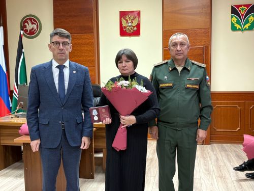 Лениногорскида махсус хәрби операция зонасында һәлак булган хәрбиләрнең  якыннарына медальләр һәм аларга таныклыклар тапшырдылар