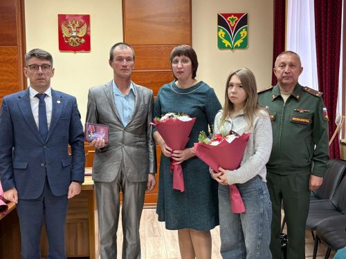 Лениногорскида махсус хәрби операция зонасында һәлак булган хәрбиләрнең  якыннарына медальләр һәм аларга таныклыклар тапшырдылар