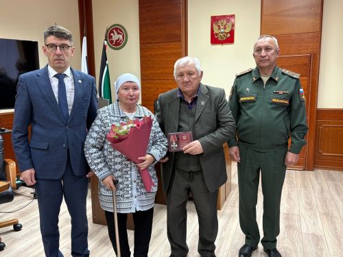 Лениногорскида махсус хәрби операция зонасында һәлак булган хәрбиләрнең  якыннарына медальләр һәм аларга таныклыклар тапшырдылар