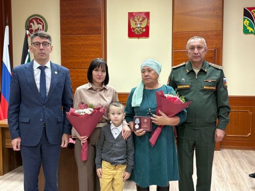 Лениногорскида махсус хәрби операция зонасында һәлак булган хәрбиләрнең  якыннарына медальләр һәм аларга таныклыклар тапшырдылар