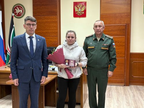 Лениногорскида махсус хәрби операция зонасында һәлак булган хәрбиләрнең  якыннарына медальләр һәм аларга таныклыклар тапшырдылар
