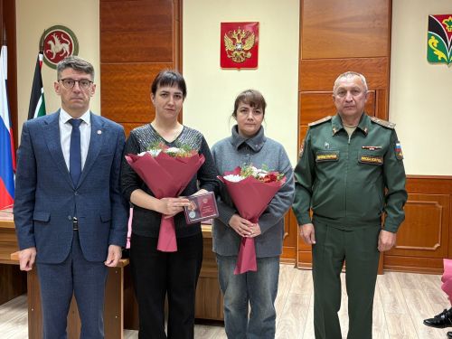 Лениногорскида махсус хәрби операция зонасында һәлак булган хәрбиләрнең  якыннарына медальләр һәм аларга таныклыклар тапшырдылар