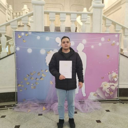 Лениногорск ЗАГС бүлеге белгечләре таныклыклар тапшырганда әтиләрне котладылар