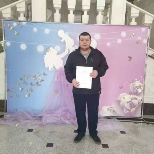 Лениногорск ЗАГС бүлеге белгечләре таныклыклар тапшырганда әтиләрне котладылар