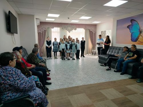Иске Куак мәктәбе укучылары Лениногорск картлар һәм инвалидлар интернат-йортына концерт һәм бүләкләр белән килделәр