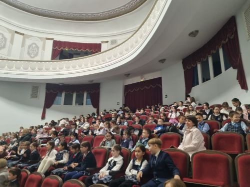 Лениногорск мәктәпләренең башлангыч сыйныф укучылары юл иминлеге кагыйдәләренә багышланган мультфильмнар карадылар