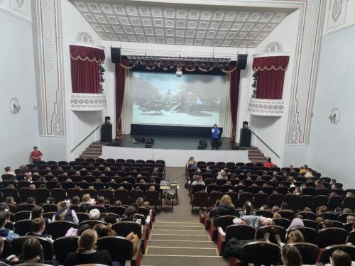 Лениногорск мәктәпләренең башлангыч сыйныф укучылары юл иминлеге кагыйдәләренә багышланган мультфильмнар карадылар