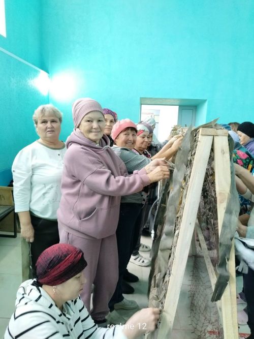 Куакбаш авылында Лениногорскиның “С любовью и молитвами” волонтер төркеме маскировка челтәре үрүдә мастер-класс оештырды