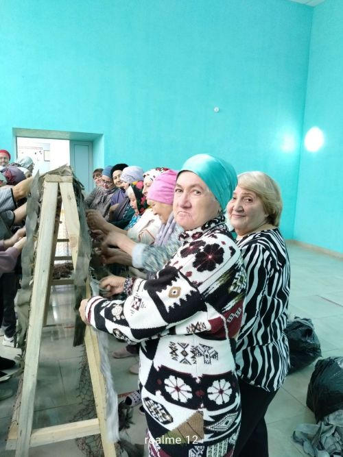 Куакбаш авылында Лениногорскиның “С любовью и молитвами” волонтер төркеме маскировка челтәре үрүдә мастер-класс оештырды