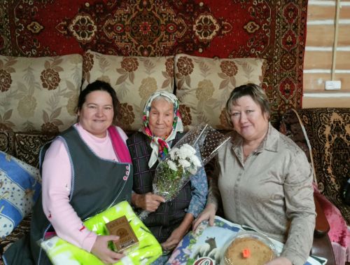Районыбызның Елховой авылында яшәүче Гөлсинә Бәшированы 90 яше белән котладылар