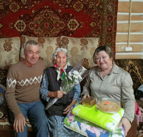 Районыбызның Елховой авылында яшәүче Гөлсинә Бәшированы 90 яше белән котладылар