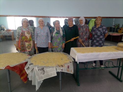 Кирлегәч авылы апалары хәрби операция өчен токмач кисә, маскировка челтәре үрә