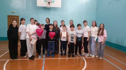 Шөгер мәктәбендә әниләр көненә багышланган спорт чарасы үткәрделәр