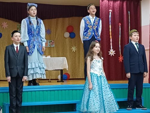 Түбән Чыршылы мәктәбендә узган чарада әниләр белән кыстыбый пешерү буенча мастер-класс күрсәткәннәр