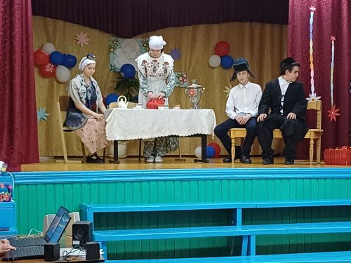 Түбән Чыршылы мәктәбендә узган чарада әниләр белән кыстыбый пешерү буенча мастер-класс күрсәткәннәр