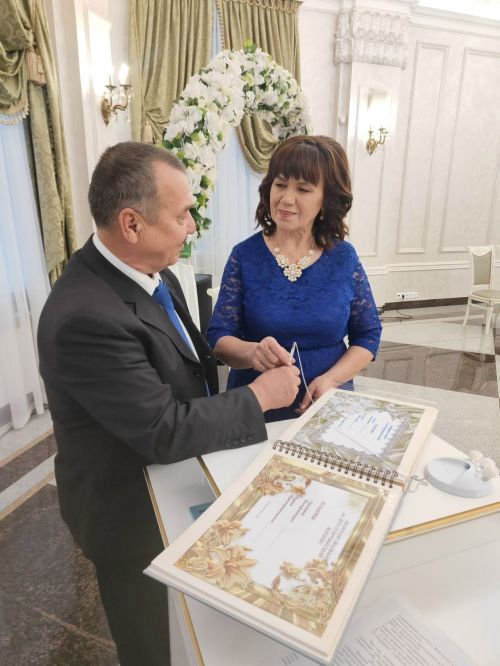 Лениногорск ЗАГС бүлегендә Гордеевлар гаиләсе бергә яшәүләренең 45 еллыгын билгеләп үттеләр