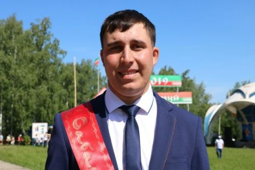 Лениногорск районы механизаторы Альмир Вәлирахманов «Һөнәре буенча иң яхшысы» конкурсында икенче урын алды