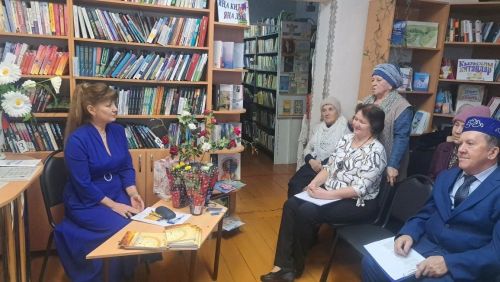 Урмышлы авылы китапханәсендә якташ шагыйрә Мөхлисә Фәрзетдинова-Кәримова белән очрашу узды