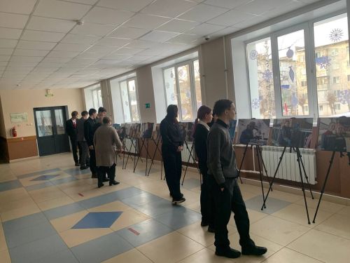 Лениногорскида  авыл хуҗалыгында эшләүче яшь кадрларга багышланган «Яшь буын сайлый» дигән фотокүргәзмә эшли