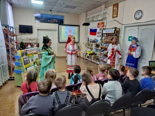 Лениногорск Балалар китапханәсе хезмәткәрләре нәниләр өчен мәдәният сәгате үткәрде