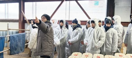 Иске Иштирәк мәктәбе укучылары авыл хуҗалыгы предприятиесе белән танышырга барганнар