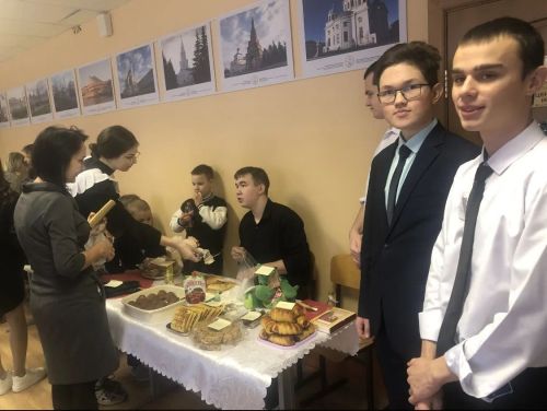 Районыбызның Зеленая Роща мәктәбендә махсус хәрби операциягә ярдәм итү өчен йөзеннән, «Игелек ярминкәсе» узды