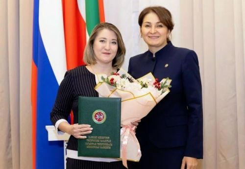 Лениногорск ЗАГС бүлеге белгече бүләкләнде