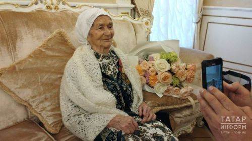 Рөстәм Миңнеханов 100 яшьлек юбилеен билгеләп үтүче ветеранга медаль тапшырды