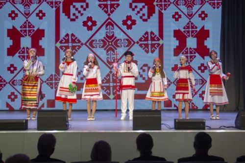 Лениногорскиның «Вишка лейне » балалар ансамбле костюмнар тектерү өчен 400 000 сумлык сертификат алды