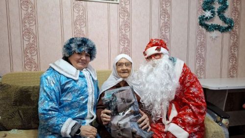 Лениногорскиның “Ак калфак” оешмасы батыр уллар үстергән әниләрне яңа ел белән котлады