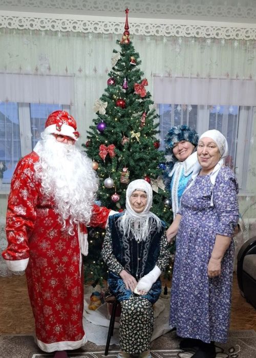 Лениногорскиның “Ак калфак” оешмасы батыр уллар үстергән әниләрне яңа ел белән котлады